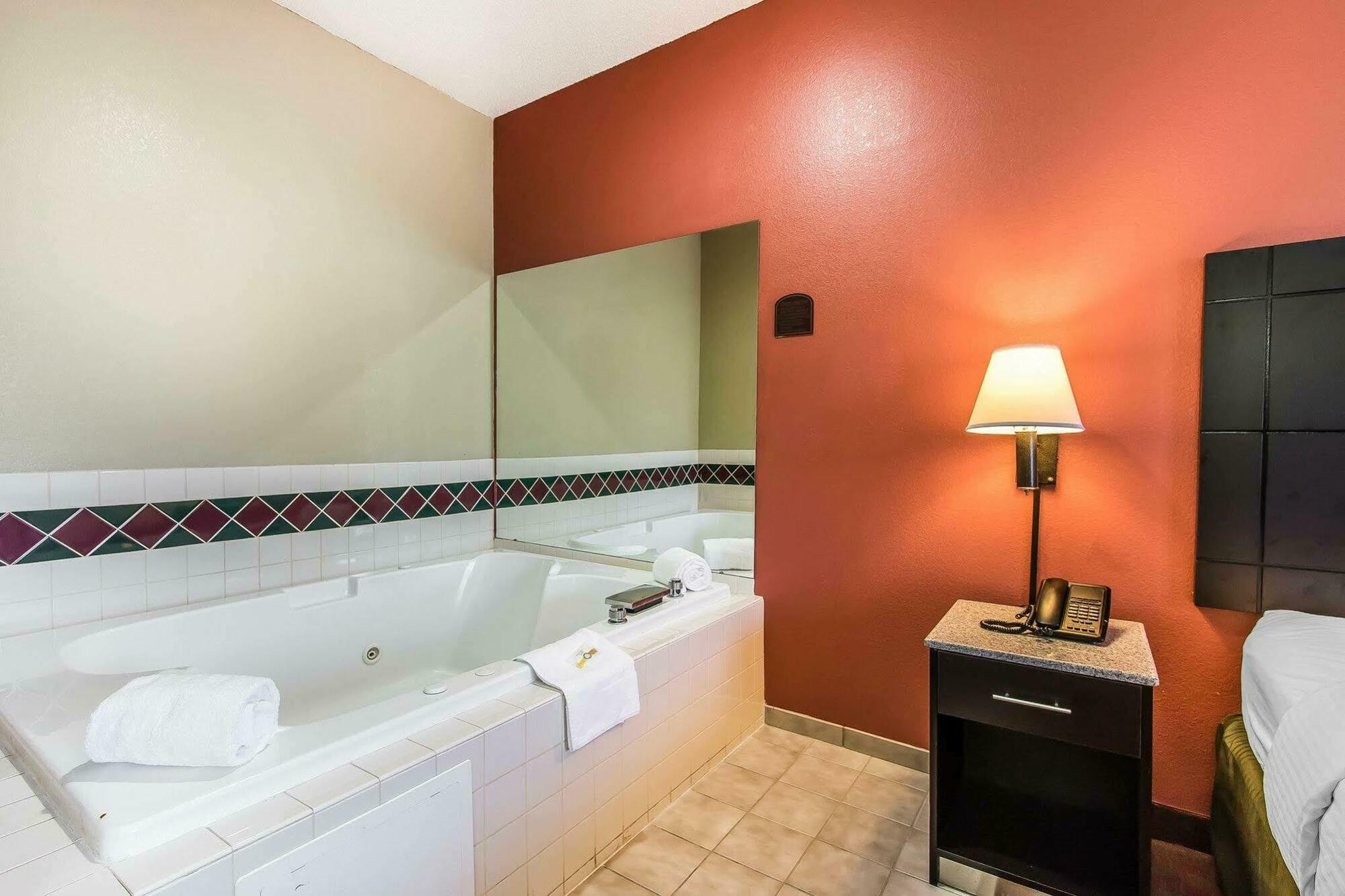 Quality Inn & Suites La Vergne Exterior photo